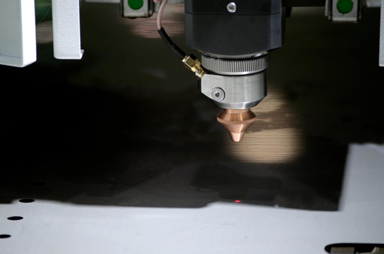 1500*3000mm 500w Racuys Or Ipg Fiber Laser Cutting Machine Mesin Pemotong Laser Fiber 1500*3000mm 500w Racuys Atau Ipg