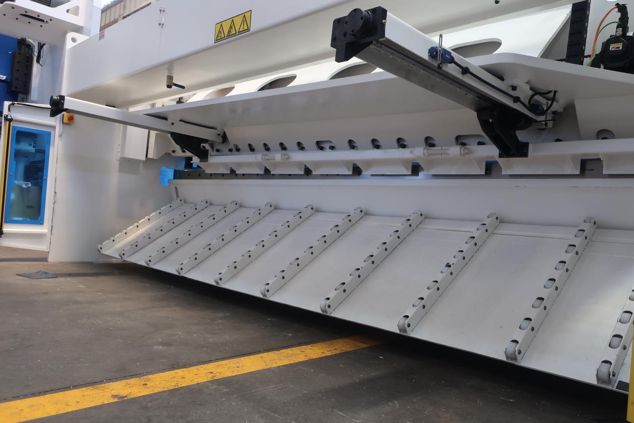 Mesin Gunting Guillotine Hidraulik 16mm Untuk Memotong Lembaran Logam 6 Meter