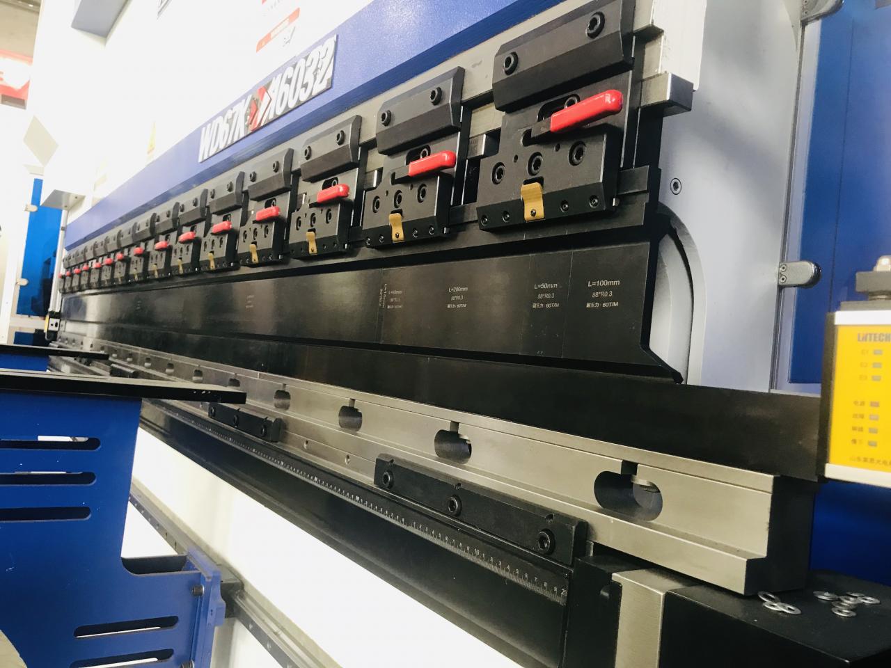 200t 300t Standard Industrial Press Brek Cnc Hydraulic Press Brek Mesin