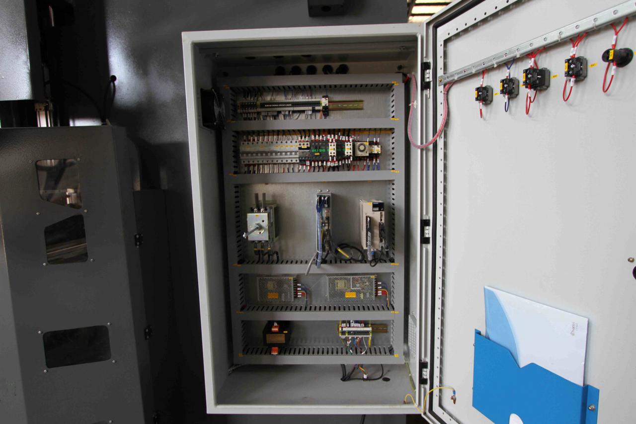 200t 300t Standard Industrial Press Brek Cnc Hydraulic Press Brek Mesin