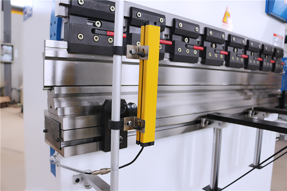 3+1 Axis Cnc Hydraulic Press Brake With Esa System Brek Tekan Hidraulik Axis Cnc 3+1 Dengan Sistem Esa