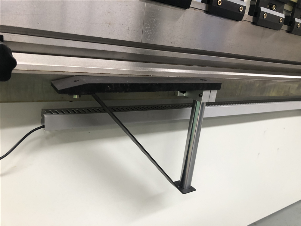 3+1 Axis Cnc Hydraulic Press Brake With Esa System Brek Tekan Hidraulik Axis Cnc 3+1 Dengan Sistem Esa