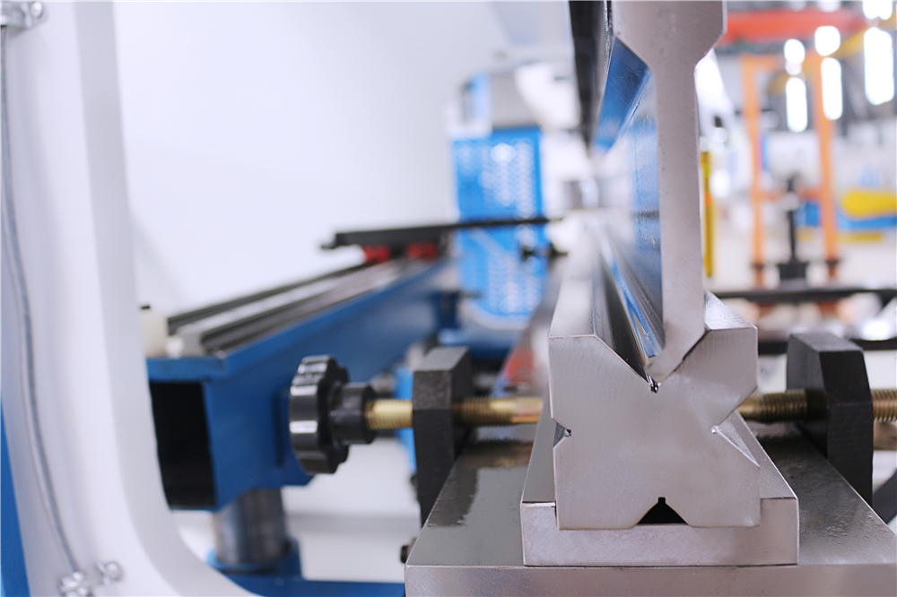 3+1 Axis Cnc Hydraulic Press Brake With Esa System Brek Tekan Hidraulik Axis Cnc 3+1 Dengan Sistem Esa