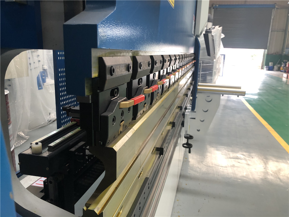 3+1 Axis Cnc Hydraulic Press Brake With Esa System Brek Tekan Hidraulik Axis Cnc 3+1 Dengan Sistem Esa