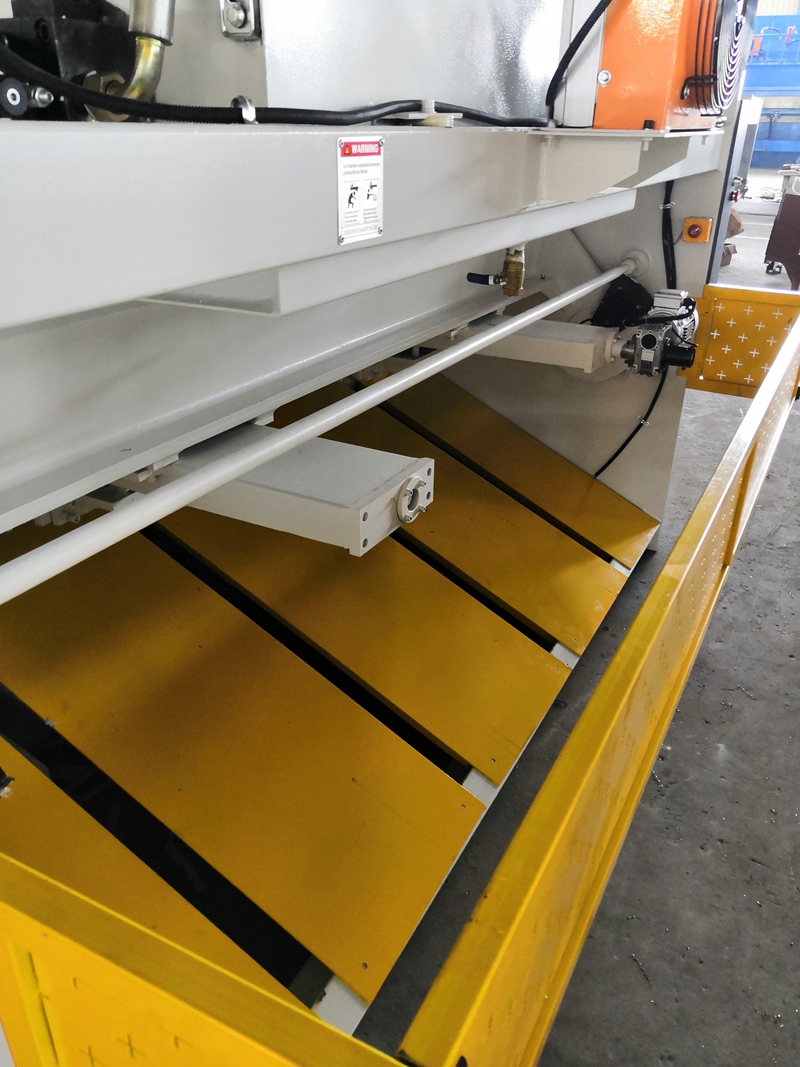 6mm Q11 Electric Sheet Plate Shearing Machine 8 Feet Sheet Metal Shearing Machine Mesin Gunting Plat Lembaran Elektrik 6mm Q11 Mesin Gunting Logam Lembaran 8 Kaki