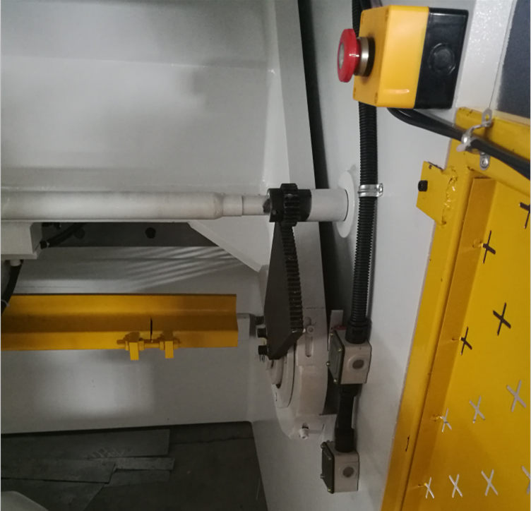 6mm Q11 Electric Sheet Plate Shearing Machine 8 Feet Sheet Metal Shearing Machine Mesin Gunting Plat Lembaran Elektrik 6mm Q11 Mesin Gunting Logam Lembaran 8 Kaki