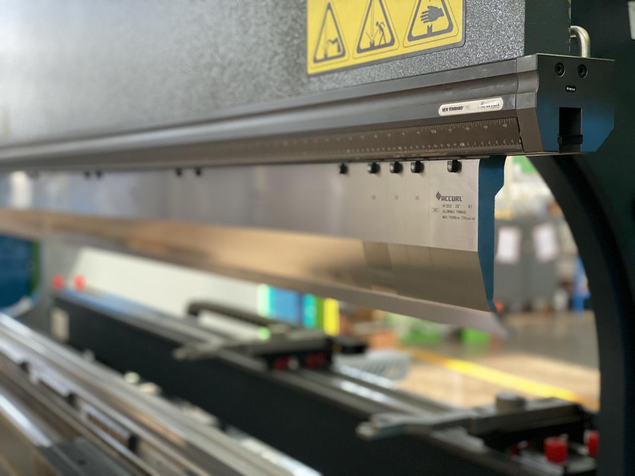 China 220t Cnc Bending Machine 6+1 Axis Hydraulic Press Brake Price Mesin Lentur Cnc 220t China 6+1 Axis Hydraulic Press Brek Harga