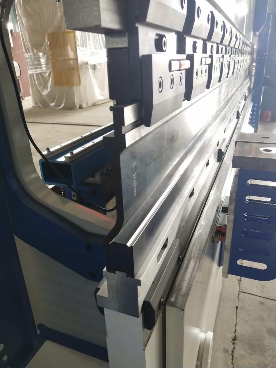 China Metal Hydraulic Press Brake Machine With Reasonable Price Mesin Brek Tekan Hidraulik Logam China Dengan Harga Yang Berpatutan