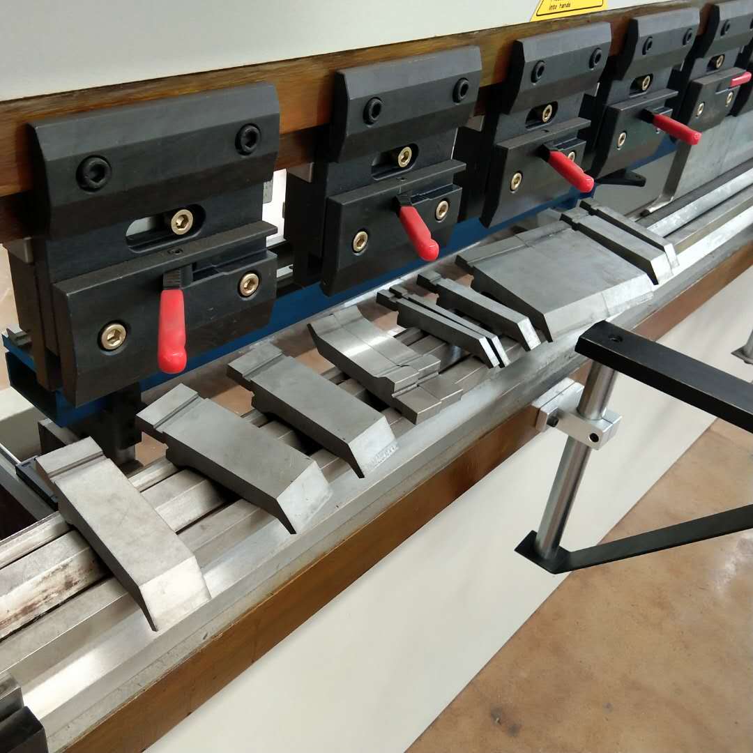 Brek Tekan Hidraulik 130t/3200mm 4+1 Paksi Delem Da53t Brek Tekan Cnc