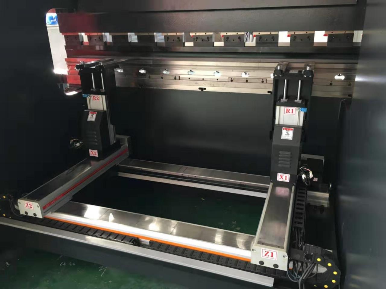 Hydraulic Stainless Steel Wc67y/k-300/6000 Mould Crowning Press Brake Keluli Tahan Karat Hidraulik Wc67y/k-300/6000 Acuan Brek Penekan Mahkota