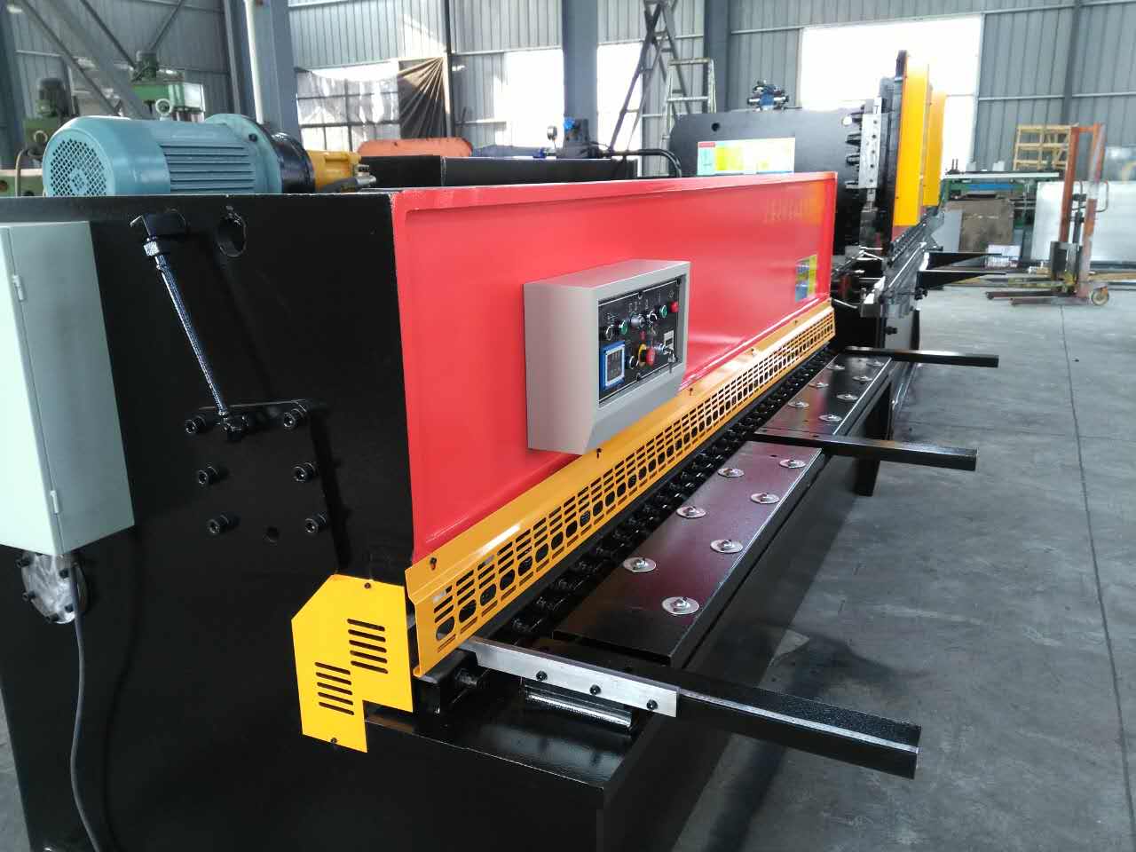 Hydraulic Swing Beam Guillotine Shears Qc12y-4x2500 Gunting Guillotine Rasuk Ayunan Hidraulik Qc12y-4x2500