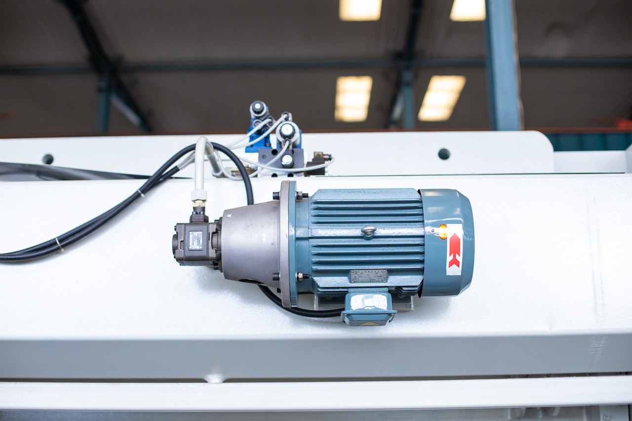 Qc11y 8x3200 Sheet Metal Shearing Machine Steel Plate Hydraulic Shearing Machine Mesin Ricih Logam Lembaran Qc11y 8x3200 Mesin Ricih Hidraulik Plat Keluli