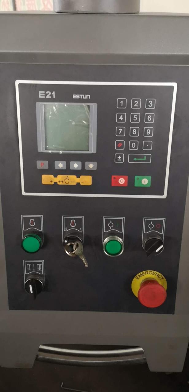 Qc12y 6x3200 Plat Hidraulik Meja Gelongsor Gergaji Mesin Pemotong Ricih Guillotine