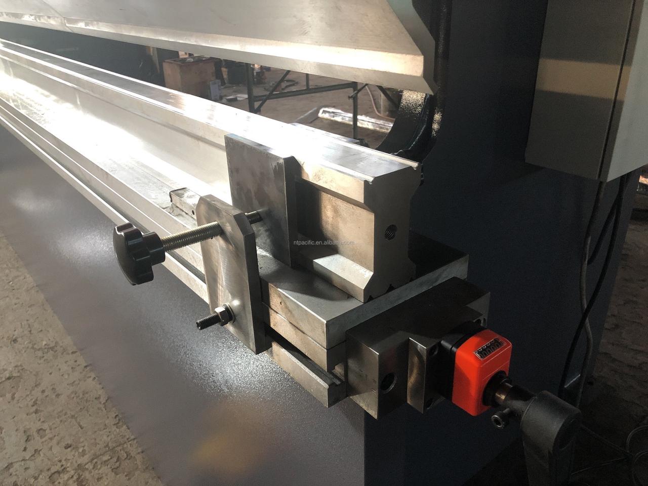 Wc67k Cnc Aluminum Iron Plate Hydraulic Press Brake Cnc Metal Sheet Bending Machine Wc67k Cnc Aluminium Plat Besi Hidraulik Brek Mesin Lentur Lembaran Logam Cnc